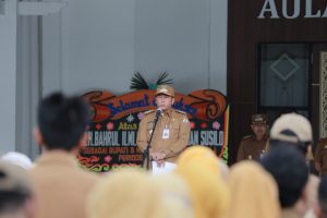 Bupati H Bahrul Ilmi memimpin apel Senin pagi diikuti Wabup, Plh Sekda, pejabat eselon dan seluruh ASN Pemkab Barito Kuala. (wartabanjar.com - Ist. MC Batola)