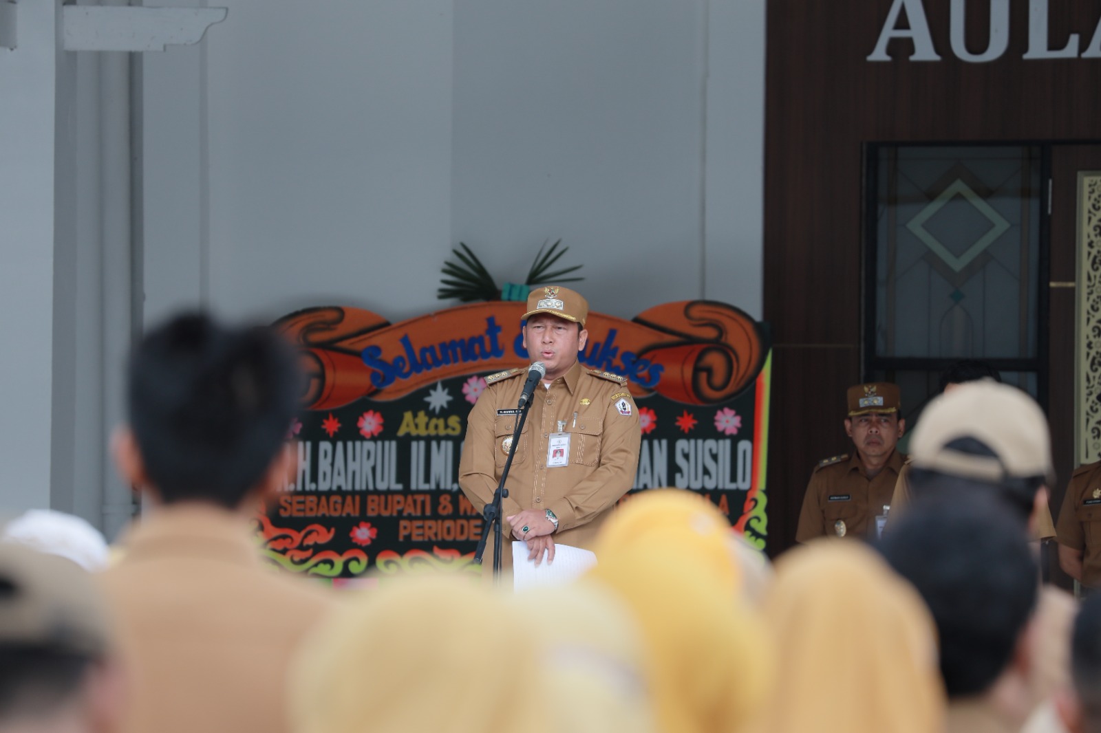 Bupati H Bahrul Ilmi memimpin apel Senin pagi diikuti Wabup, Plh Sekda, pejabat eselon dan seluruh ASN Pemkab Barito Kuala. (wartabanjar.com - Ist. MC Batola)