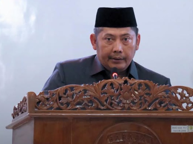 Bupati Samsul Rizal menyampaikan pidato perdana dalam rapat paripurna DPRD Kabupaten Hulu Sungai Tengah, Senin 3 Maret 2025. (wartabanjar.com - Ist. MC HST)