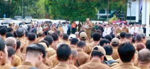 Bupati Tabalong, HM Noor Rifani, memimpin apel perdana kepemimpinannya, Senin. (wartabanjar.com - Ist. MC Tabalong)