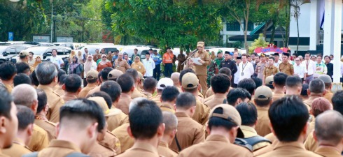Bupati Tabalong, HM Noor Rifani, memimpin apel perdana kepemimpinannya, Senin. (wartabanjar.com - Ist. MC Tabalong)