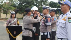 Gelar pasukan Operasi Keselamatan Intan 2025 Polres Tanah Bumbu ditandai dengan penyematan pita. (wartabanjar.com - Ist. Humas)