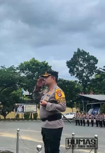 Kapolres Tanah Bumbu, AKBP Arief Prasetya, memimpin upacara Kesadaran Nasional. (wartabanjar.com - Ist. Humas)-1