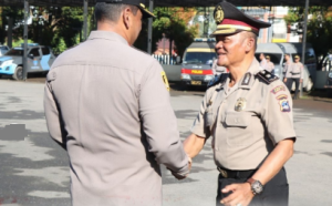 Kapolres Tanah Laut AKBP Muhammad Junaeddy Johnny memberikan ucapan selamat kepada Kabag Kompol Sidik Prayitno, S.H. (wartabanjar.com - Ist. Humas)