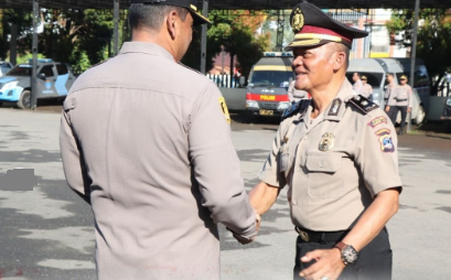 Kapolres Tanah Laut AKBP Muhammad Junaeddy Johnny memberikan ucapan selamat kepada Kabag Kompol Sidik Prayitno, S.H. (wartabanjar.com - Ist. Humas)