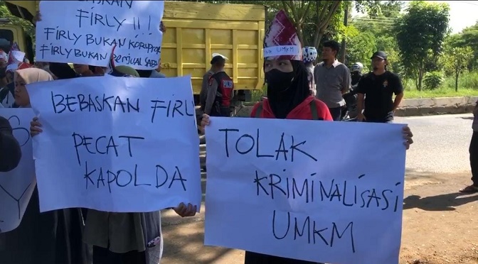 03032025_Massa menggeruduk Kejari dan PN Banjarbaru karena menduga adanya kriminalisasi terhadap pemilik frozen food Mama Khas Banjar, Senin. (wartabanjar.com - Ikhsan Nur Rizky) Massa menggeruduk Kejari dan PN Banjarbaru karena menduga adanya kriminalisasi terhadap pemilik frozen food Mama Khas Banjar, Senin. (wartabanjar.com - Ikhsan Nur Rizky)