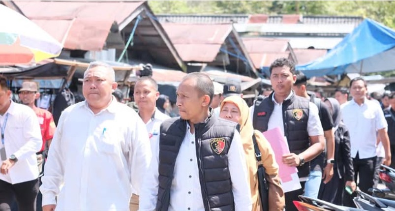 TPID Kabupaten Hulu Sungai Tengah melakukan sidak di Pasar Karamat Barabai, Senin 3 Maret 2025. (wartabanjar.com - Ist. MC HST)