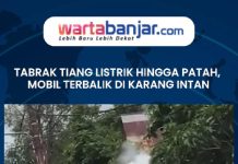 VIDEO - Tabrak Tiang Listrik Hingga Patah, Mobil Terbalik di Karang Intan