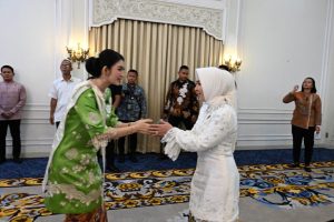 Hj Fathul Jannah bersalaman dengan Selvi Ananda Gibran usai pelantikan. (wartabanjar.com - Ist. MC Kalsel)