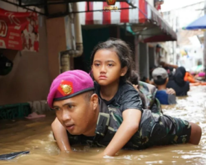 Anggota Marinir mengevakuasi seorang bocah yang menjadi korban banjir di Jakarta, Selasa. (wartabanjar.com - Ist. Puspen)
