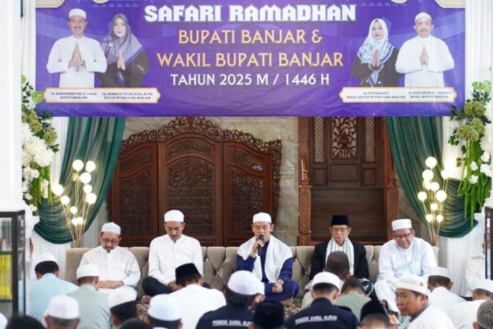 (Dari kiri) Wakil Bupati Banjar, Habib Idrus Al Habsyi, Bupati Banjar, H Saidi Mansyur, safari Ramadan 1446 H di Masjid Jami Baiturrahman, Sekumpul, Selasa. (wartabanjar.com - Ist. MC Banjar)