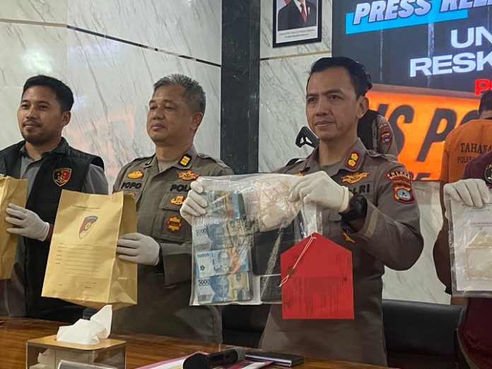 Kapolres Balangan, AKBP Riza Muttaqin (kanan), menunjukan barang bukti hasil tangkapan dari dua pengedar sabu asal Desa Matang Hanau, Selasa. (wartabanjar.com - Alfi)