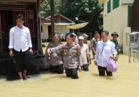 Kapolres Balangan Rela Terobos ke Air Hampir Sepinggang Bawa Bantuan untuk Korban Banjir