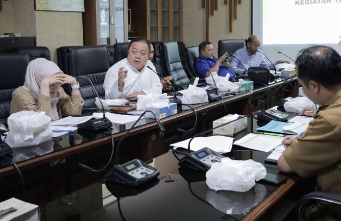 Komisi III DPRD Kalsel menggelar rapat kerja dengan Dinas PUPR Kalsel, Senin. (wartabanjar.com - Ist. Humas DPRD Kalsel)