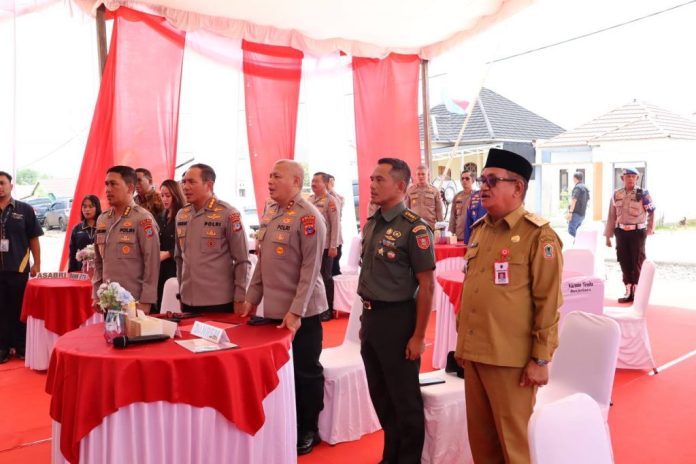 Proses peletakan batu pertama pembangunan rumah bersubsidi untuk anggota Polri wilayah Kalsel di Kecamatan Cempaka, Banjarbaru, Selasa. (wartabanjar.com - Ist. MC Kalsel)