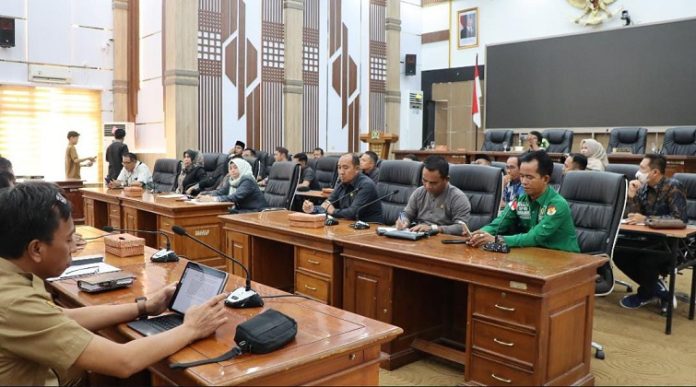 Rapat kerja bersama DPRD Balangan dengan Pemkab membahas penataan tenaga honorer di Kabupaten Balangan, Selasa. (wartabannjar.com - Ist. Humas)