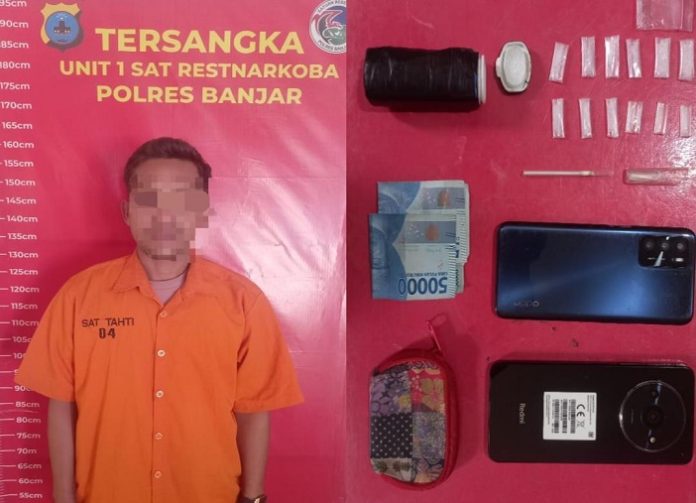 Tersangka AB dan barang bukti yang diamankan Satresnarkoba Polres Banjar. (wartabanjar.com - Ist. Humas)