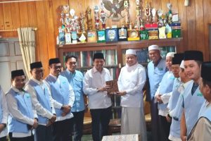 Wagub Kalsel, H Hasnuryadi Sulaiman, menyerahkan bantuan pribadi kepada takmir Masjid Raya Sabilal Muhtadin, Banjarmasin. (wartabanjar.com - Ist. MC Kalsel)