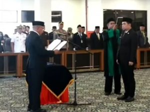 Bupati Kotabaru Muh Rusli melantik Eka Saprudin menjadi Pj Sekretaris Daerah Kabupaten Kotabaru, Senin. (wartabanjar.com - Ist. MC Kotabaru)
