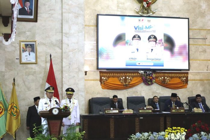 Gubernur H Muhidin didampingi Wagub Hasnuryadi menyampaikan pidato pertama di Sidang Paripurna DPRD Kalsel, Selasa. (wartabanjar.com - Ist. MC Kalsel)