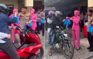 Kapolres Banjar dan Ketua Bhayangkari membagikan takjil kepada warga, Selasa. (wartabanjar.com - Ist. Humas)