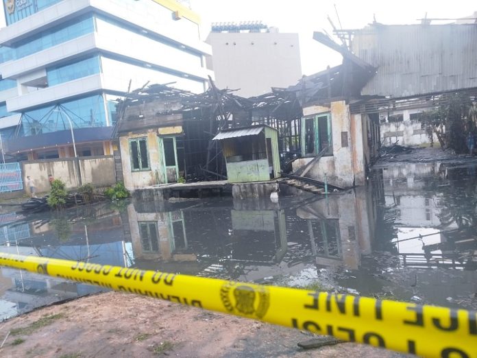 Puing rumah yang terbakar di Jalan A Yani Km 2, Banjarmasin, diberi garis polisi, Rabu. (wartabanjar.com - Ramadan Anwar)