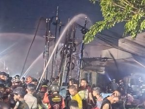 Regu pemadam gabungan melakukan pembasahan di lokasi kebakaran di JalanA Yani Km 2, Banjarmasin, Rabu pagi. (wartabanjar.com - Ramadan Anwar)