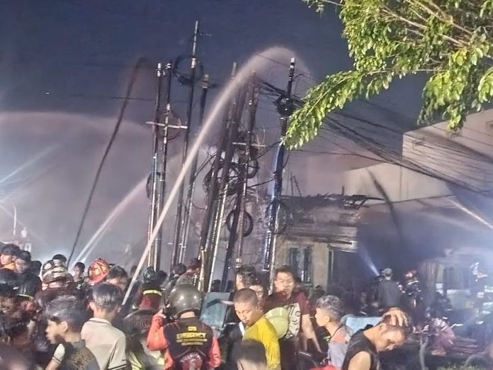 Regu pemadam gabungan melakukan pembasahan di lokasi kebakaran di JalanA Yani Km 2, Banjarmasin, Rabu pagi. (wartabanjar.com - Ramadan Anwar)