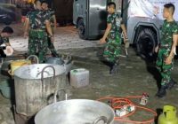 Puluhan Personel Kopasgat TNI Dirikan Dapur Lapangan untuk Korban Banjir Bekasi