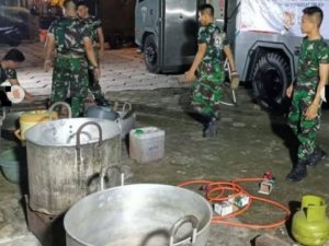Anggota TNI membuka dapur umum untuk korban banjir Bekasi. (wartabanjar.com - Ist. Puspen)