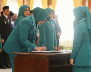 Hj Dian Rahmat Trianto resmi dilantik sebagai Ketua TP PKK dan Ketua Dekranasda Kabupaten Tanah Laut oleh Hj Fathul Jannah Muhidin, Rabu. (wartabanjar.com - Ist. MC Tala)