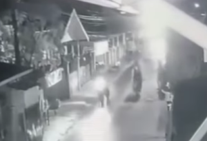 Rekaman CCTV saat sejumlah motor datang dan kemudian terjadi penganiayaan di Kelayan A, Senin dini hari. (wartabanjar.com - Ist. @info_banjarmasin)