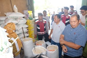 Satgas Polda Kalsel sidak ke Pasar Beras Kelayan dan Sentra Antasari, Kamis. (wartabanjar.com - Ikhsan Nur Rizky)
