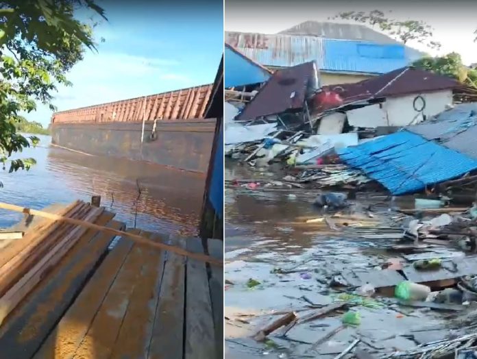 Tongkang dan kondisi rumah yang hancur setelah dihantam tongkang di Barito Kuala, Kamis. (wartabanjar.com - Ist. WAG)