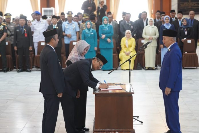 Bupati HM Noor Rifani dan Wakil Bupati Habib M Taifani Alkaf menerima SK Mendagri yang diserahkan Gubernur Kalsel H Muhidin disaksikan Sekda Hj Hamida Munawarah