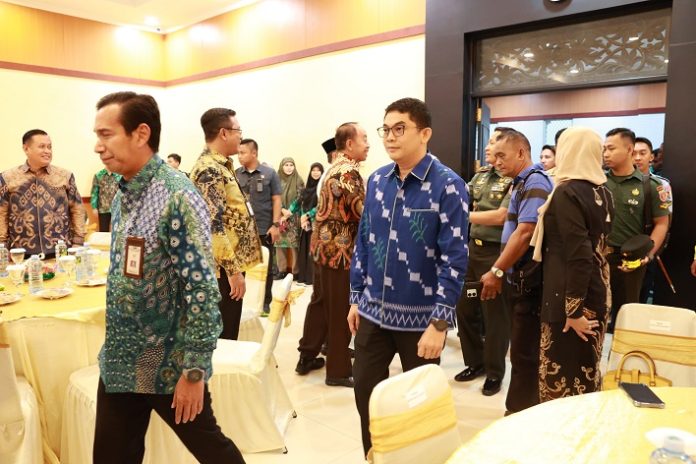 Bupati Tanah Bumbu, Andi Rudi Latif (batik biru), menghadiri sertijab Kepala Badan Pemeriksa Keuangan (BPK) Perwakilan Provinsi Kalsel. (wartabanjar.com - Istimewa)