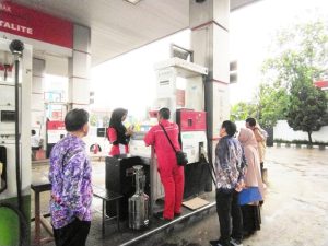 Diskopdag Pemkab Tanah Laut melakukan pengecekan pompo SPBU Angsau, Kamis (6/3/2025) sore. (wartabanjar.com - Ahmad Gazali)