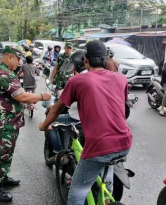 Prajurit TNI Bagi-bagi Takjil di Jalan Veteran Depan Koramil 01/Banjarmasin Timur