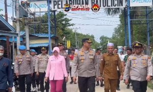 Kapolres Tanah Bumbu, AKBP Arief Prasetya, bersama Ketua Bhayangkari dan jajaran Polres bakti sosial di Desa Sejahtera awal pekan tadi. (wartabanjar.com - Ist. Humas)
