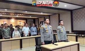 Kapolres Tanah Bumbu, AKBP Arief Prasetya, memimpin pelaksanaan penandatanganan pakta integritas penerimaan Polri 2025. (wartabanjar.com - Ist. Humas)