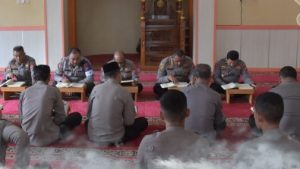 Kapolres Tanah Laut, AKBP Muhammad Junaeddy Johnny, S.I.K., M.H, bersama jajarannya melaksanakan tadarus Alquran, Jumat pagi. (wartabanjar.com - Ist. Humas)