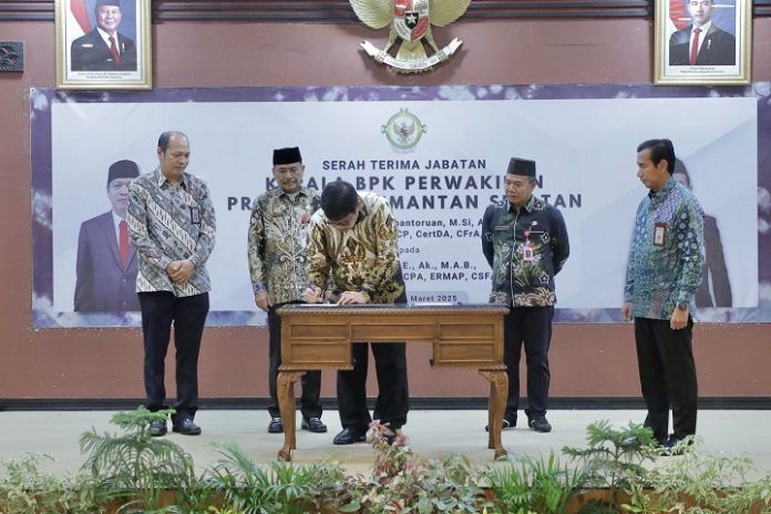 Ketua DPRD Kalsel, H Supian HK (berdiri, dua dari kiri) menghadiri serah terima jabatan Kepala BPK Perwakilan Kalsel, Kamis. (wartabanjar.com - Ist. Humas DPRD Kalsel)