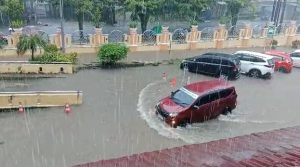 Kondisi banjir di halaman parkir RSUD Ratu Zalecha, Martapura, Jumat siang. (wartabanjar.com - Ist. Kiriman warga)