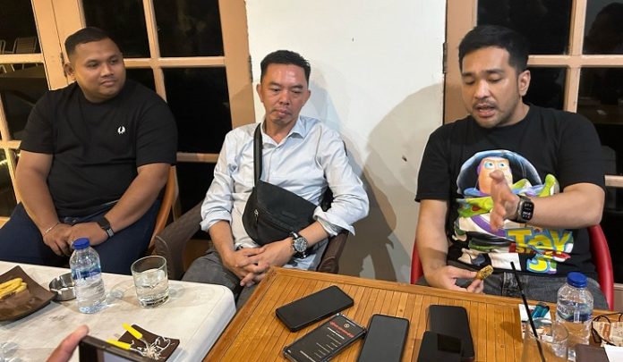 Orang tua korban dugaan perundungan atau bullying di SDIT Ukhuwah Banjarmasin memberikan keterangan kepada awak media. (wartabanjar.com - Iqnatius)