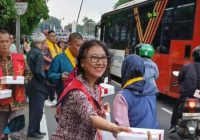 Harmoni Kerukunan di Bulan Ramadan, Umat Konghucu Bagikan Takjil