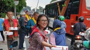 ASN Kemenag dan umat Konghucu membagikan Takjil Kerukunan di sepanjang Jalan MH Thamrin, Jakarta Pusat. (wartabanjar.com - Ist. Kemenag)