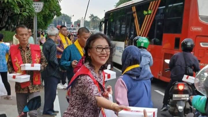 ASN Kemenag dan umat Konghucu membagikan Takjil Kerukunan di sepanjang Jalan MH Thamrin, Jakarta Pusat. (wartabanjar.com - Ist. Kemenag)