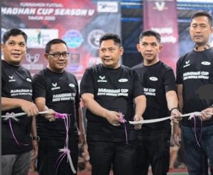 Bupati HST Samsul Rizal meresmikan lapangan futsal Banua Budi sekaligus membuka turnamen futsal Ramadhan sesioan 5. (wartabanjar.com - Ist. MC HST)