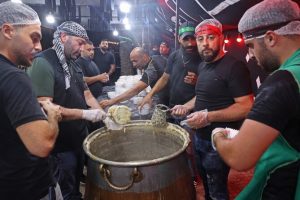 Masyarakat AlUla membuat masakan untuk sajian berbuka puasa yang merupakan resep warisan turun-temurun. (via Arab News)