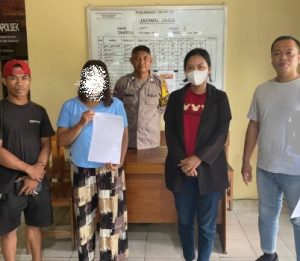 Pelaku pencurian di Alfamart di Palangka Raya membuat surat pernyataan. (wartabanjar.com - Ist. Humas)